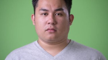 Genç yakışıklı yeşil arka plan Asian adam kilolu