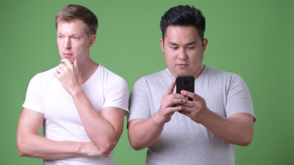 Deux jeunes hommes beaux multiethniques ensemble sur fond vert — Video