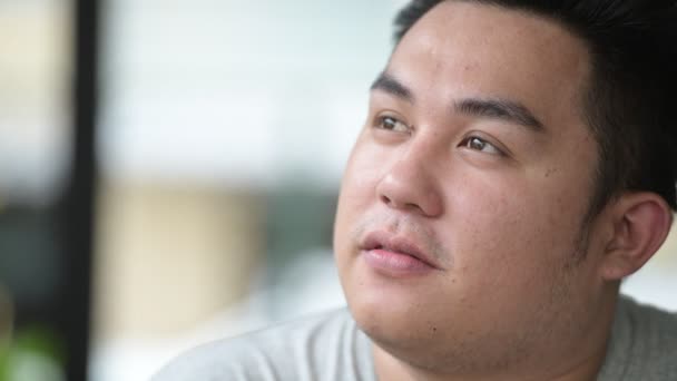 Jovem bonito acima do peso asiático homem relaxante no café — Vídeo de Stock