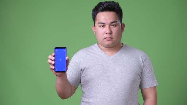 Genç yakışıklı yeşil arka plan Asian adam kilolu — Stok video