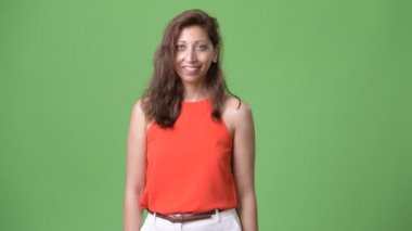 Yeşil arka plan güzel iş kadını