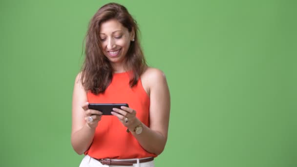 Hermosa mujer de negocios contra fondo verde — Vídeo de stock