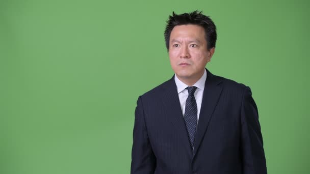 Mature homme d'affaires japonais sur fond vert — Video