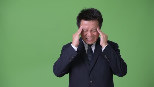緑の背景に成熟した日本のビジネスマン — ストック動画