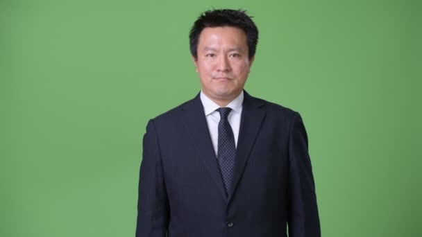 Mature homme d'affaires japonais sur fond vert — Video