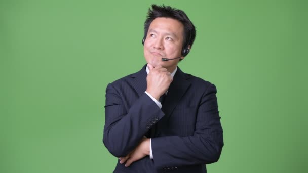 Mature homme d'affaires japonais sur fond vert — Video