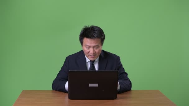 Mature homme d'affaires japonais sur fond vert — Video