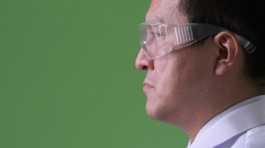 Olgun Japon adam doktor koruyucu gözlük