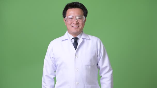 成熟的日本男子戴防护眼镜的医生 — 图库视频影像