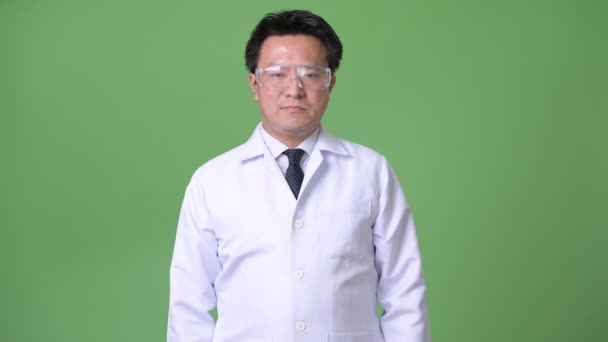 成熟的日本男子戴防护眼镜的医生 — 图库视频影像