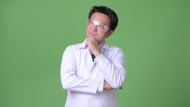 Ältere Japaner Arzt trägt Schutzbrille — Stockvideo