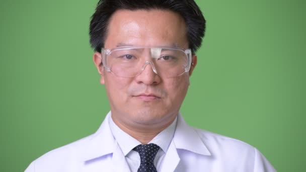 Ältere Japaner Arzt trägt Schutzbrille — Stockvideo