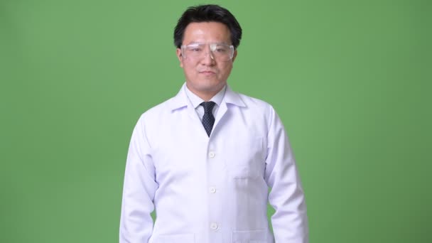 保護メガネをかけて成熟した日本人医師 — ストック動画