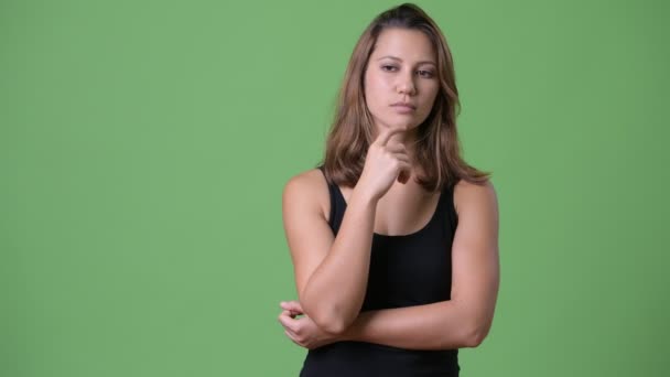 Fiatal gyönyörű többnemzetiségű nő zöld háttér — Stock videók