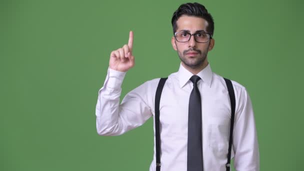 Ung snygg skäggiga persisk affärsman mot grön bakgrund — Stockvideo