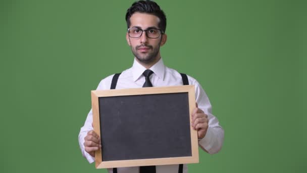 Mladý pohledný vousatý perský podnikatel proti zeleným pozadím — Stock video