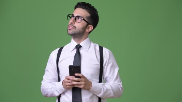 Молодий, красивий бородатий Перська бізнесмен на зеленому тлі — стокове відео