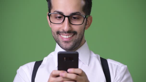 Młody przystojny biznesmen Perski Brodaty na zielonym tle — Wideo stockowe