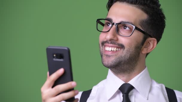 Fiatal jóképű szakállas perzsa üzletember zöld háttér — Stock videók
