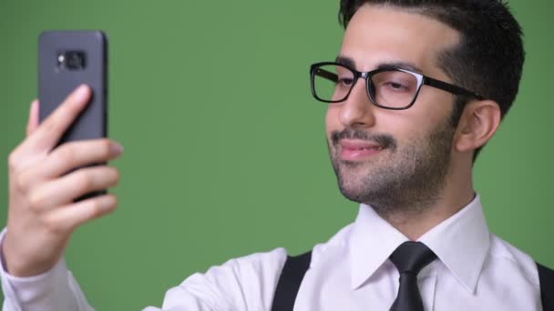 Mladý pohledný vousatý perský podnikatel proti zeleným pozadím — Stock video