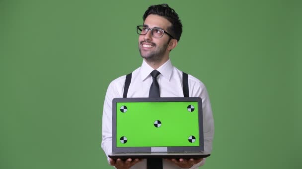 Młody przystojny biznesmen Perski Brodaty na zielonym tle — Wideo stockowe