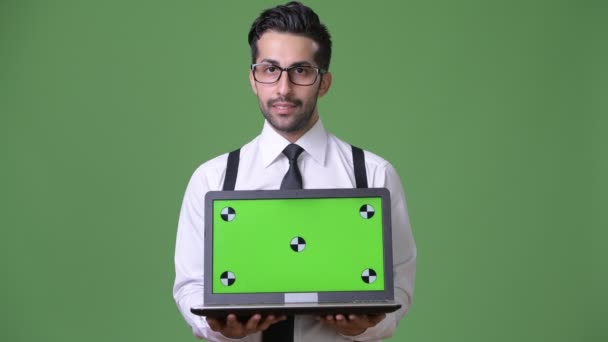 Jovem bonito barbudo persa empresário contra fundo verde — Vídeo de Stock