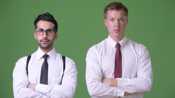 Dvě mladé multietnické obchodníci pracují společně proti zeleným pozadím — Stock video