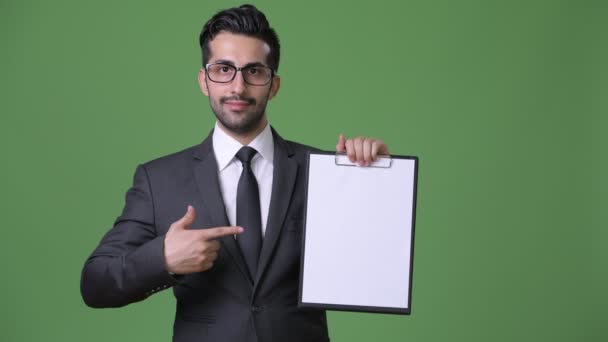 Jovem bonito barbudo persa empresário contra fundo verde — Vídeo de Stock