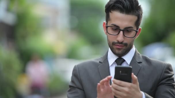 Joven guapo barbudo empresario persa en las calles al aire libre — Vídeos de Stock