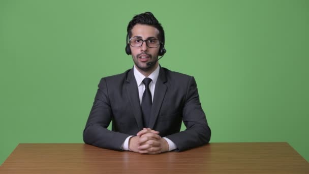 Giovane bell'uomo d'affari persiano barbuto contro sfondo verde — Video Stock