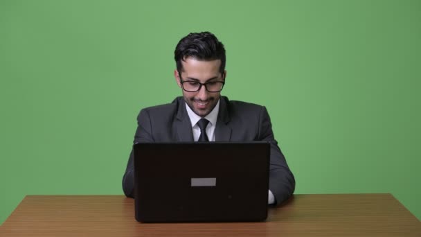 Jeune homme d'affaires persan barbu beau sur fond vert — Video
