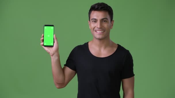 Genç Yakışıklı Spanyol Adam Chroma Anahtar Yeşil Arka Plana Sahip — Stok video