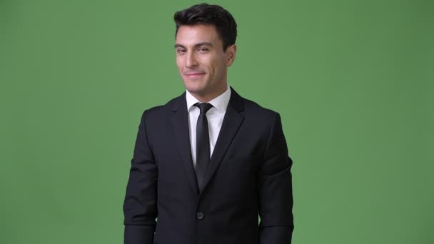 Νέος όμορφος Ισπανόφωνος επιχειρηματίας ενάντια σε πράσινο φόντο — Αρχείο Βίντεο