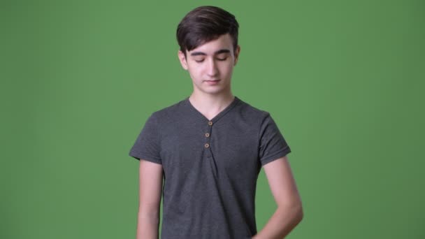 Jeune adolescent iranien beau garçon sur fond vert — Video