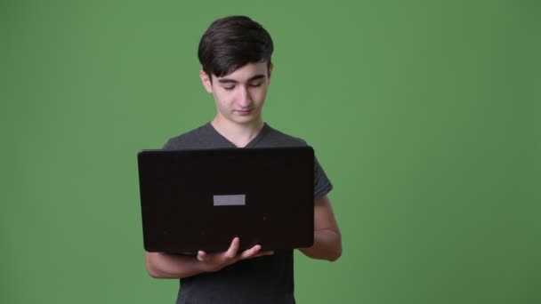 Νεαρό όμορφος ιρανική εφηβικό αγόρι ενάντια σε πράσινο φόντο — Αρχείο Βίντεο