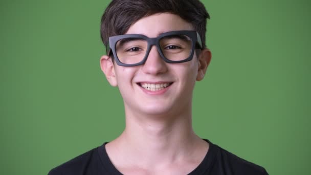 Joven guapo adolescente iraní contra fondo verde — Vídeo de stock