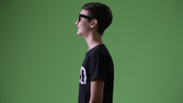 緑の背景に若いハンサムなイラン 10 代の少年 — ストック動画