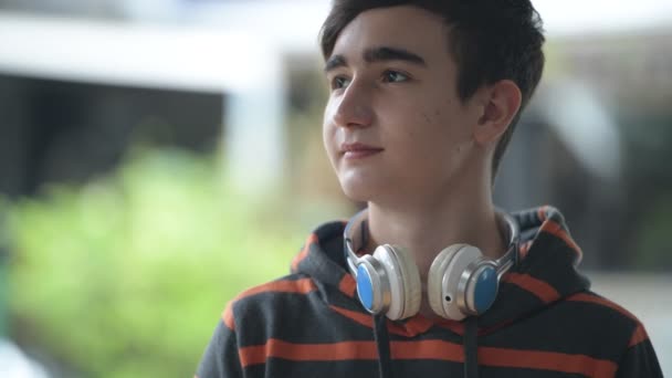 Fiatal jóképű iráni tizenéves fiú az utcán szabadban — Stock videók