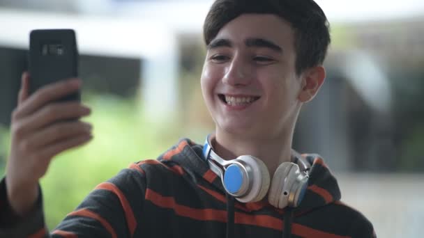 Joven guapo adolescente iraní en las calles al aire libre — Vídeo de stock