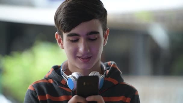 Joven guapo adolescente iraní en las calles al aire libre — Vídeo de stock