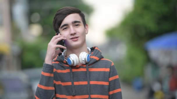 Genç yakışıklı İran genç çocuk sokaklarda açık havada — Stok video