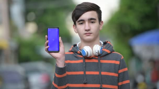 Genç yakışıklı İran genç çocuk sokaklarda açık havada — Stok video