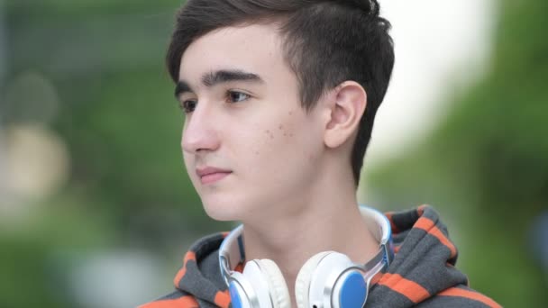 Giovane bel ragazzo iraniano adolescente per le strade all'aperto — Video Stock