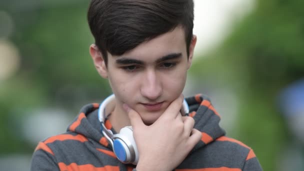 Νεαρό όμορφος ιρανική εφηβικό αγόρι στους δρόμους σε εξωτερικούς χώρους — Αρχείο Βίντεο