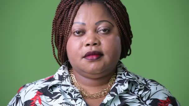 Overgewicht mooie Afrikaanse vrouw tegen groene achtergrond — Stockvideo