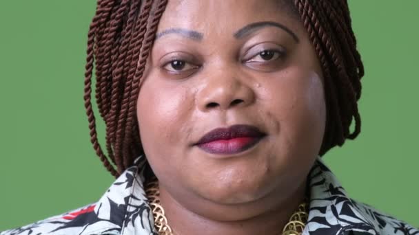 Overweight beautiful African woman against green background — Stock Video