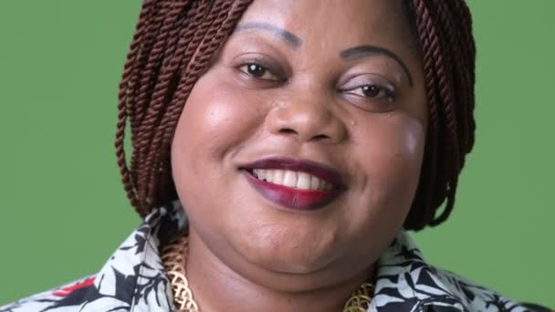 Nadváhou krásná Afričanka proti zeleným pozadím — Stock video