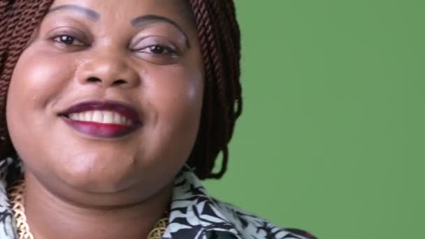 중량이 초과 된 아름 다운 아프리카 여자 녹색 배경 — 비디오