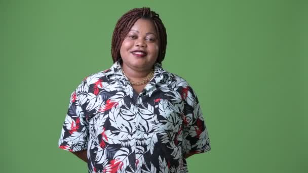 Übergewichtige schöne Afrikanerin vor grünem Hintergrund — Stockvideo