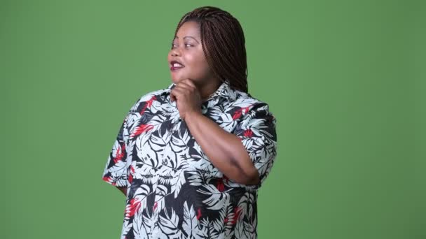 Sobrepeso hermosa mujer africana contra fondo verde — Vídeos de Stock